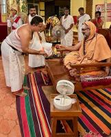HH Swamiji felicitates artistes and Math Staff
